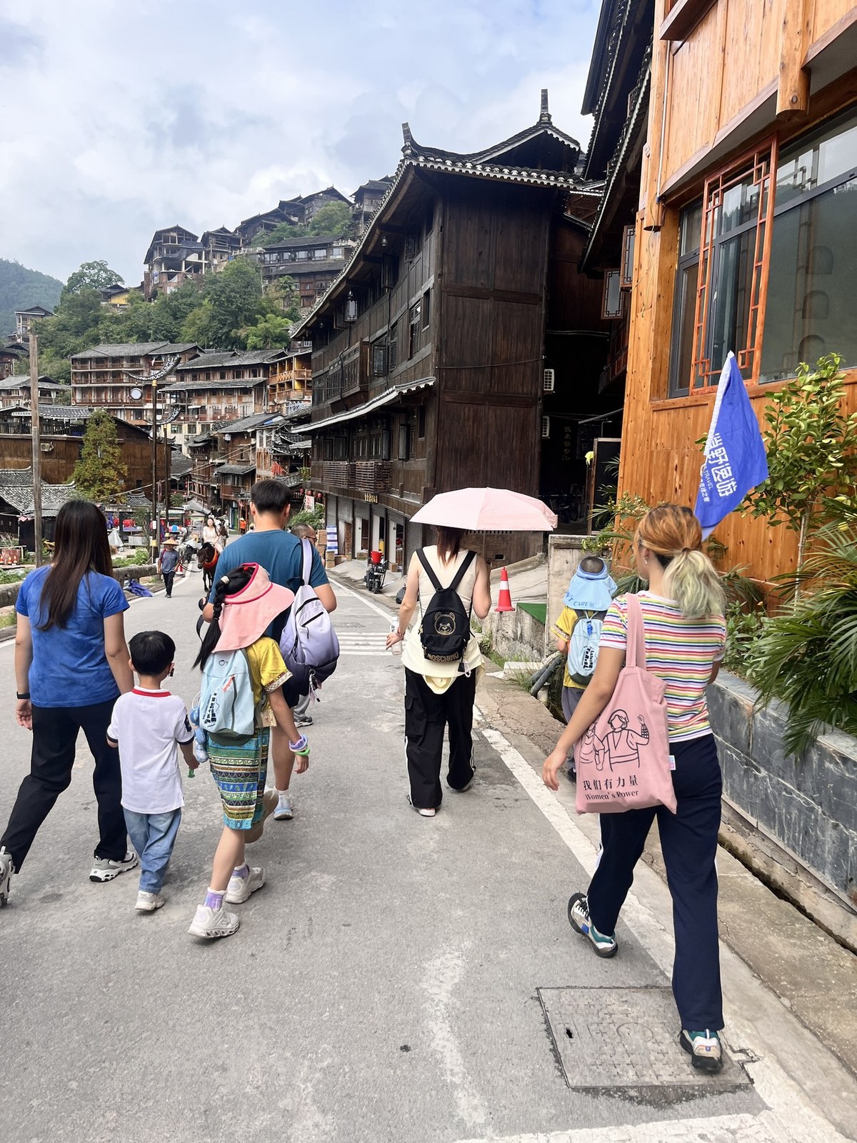 带领游客行走参观